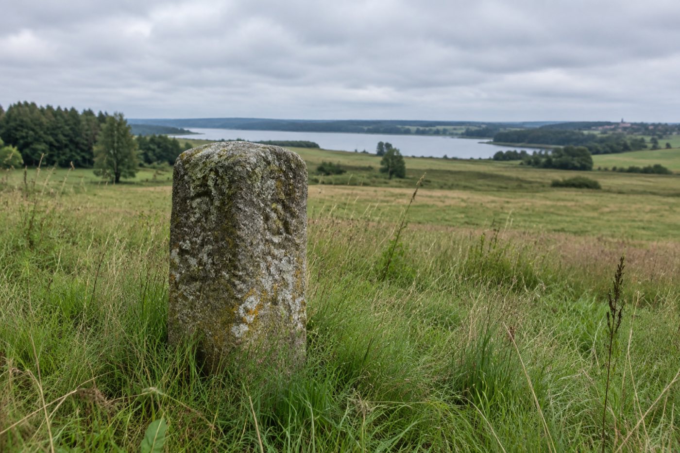Zabytkowy słup graniczny w Boguszach (1545) - Prusy, KP, WKL - grafika poglądowa